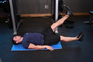 Men with prostatitis do exercises in the gym